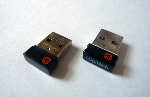 Новый приёмник Logitech Unifying (слева) с точки зрения дизайна проще, чем старый, но размеры и масса (2 грамма) остались прежними.