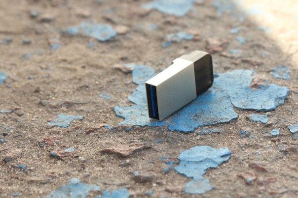 Transcend JetFlash 880S (32 ГБ): защищенная металлическая USB 3.0 – флешка для смартфона и планшетов