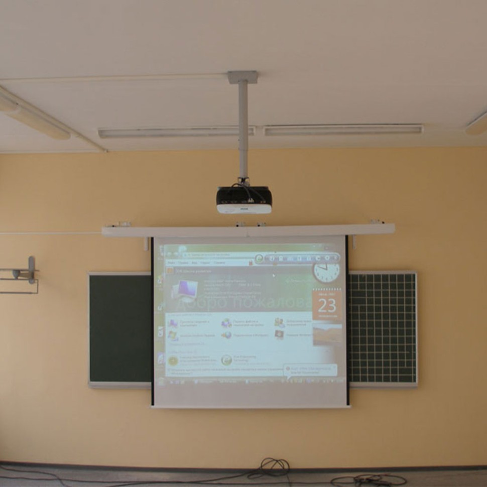 Экран которой можно и получить. Интерактивная доска Yesvision bs80. Проектор в школе. Проектор и экран в школе. Мультимедийный проектор для школы.